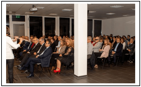 卡米爾·鮑爾·梅特拉瓦特的工作人員以及當(dāng)?shù)卣绾投聲拇碓趹c?；顒又姓J(rèn)真傾聽。